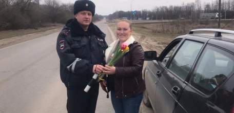 В Елецком районе стартовала акция &laquo;Цветы для автоледи&raquo;