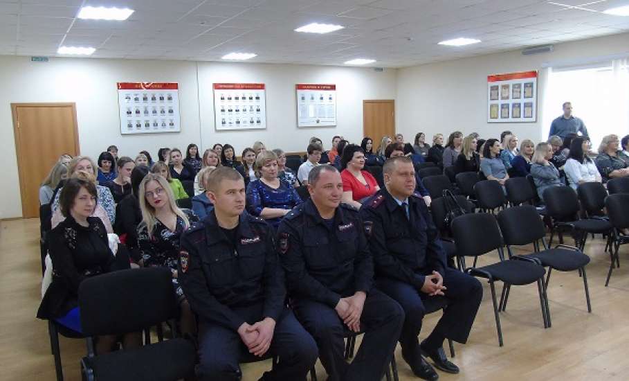 Накануне 8 марта сотрудники ОМВД России по городу Ельцу поздравили женщин с праздником