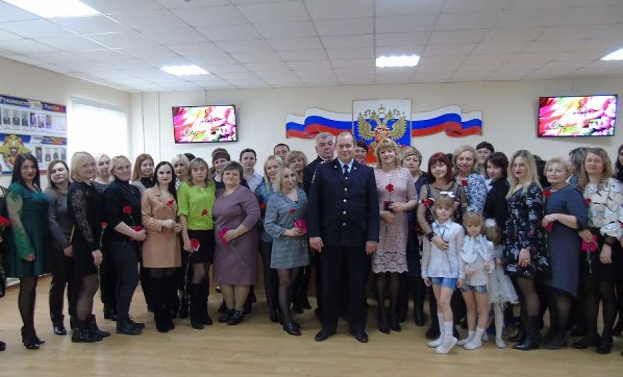 Накануне 8 марта сотрудники ОМВД России по городу Ельцу поздравили женщин с праздником