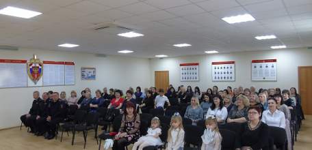 Накануне 8 марта сотрудники ОМВД России по городу Ельцу поздравили женщин с праздником