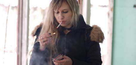 Ппрокуратура Ельца рассматривает заявления от местной жительницы о курении соседей на балконе многоквартирного дома