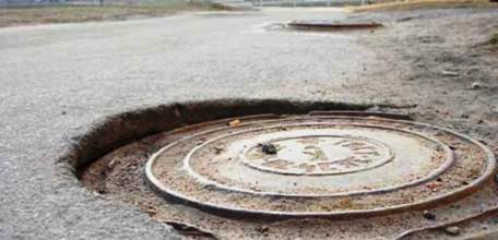 Жители г. Ельца пожаловались прокурору города на опасное состояние коммуникационных люков