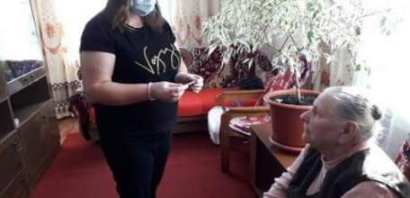 Соцработники оберегают подопечных от коронавируса