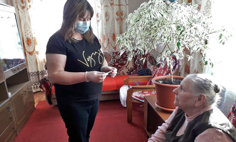 В Липецкой области соцработники оберегают подопечных от коронавирусной инфекции