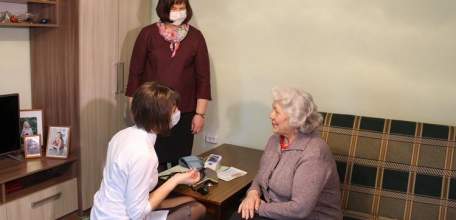 Социальные работники вместе с волонтёрами позаботятся о пожилых людях во время карантина