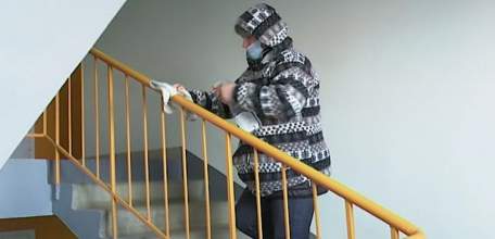 Хлор против коронавируса: управляющие компании ежедневно проводят дезинфекцию подъездов многоквартирных домов