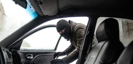 В Елецком районе обокрали автомобиль