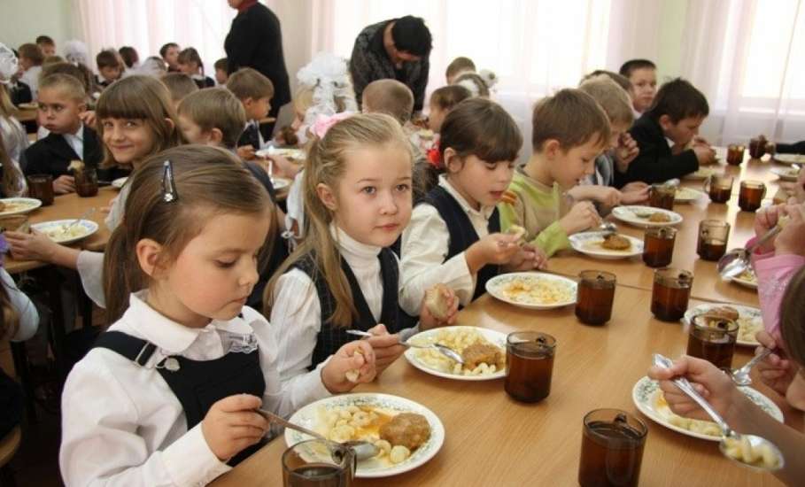 В Липецкой области начали собирать заявления от родителей для получения социальной выплаты на питание учащихся