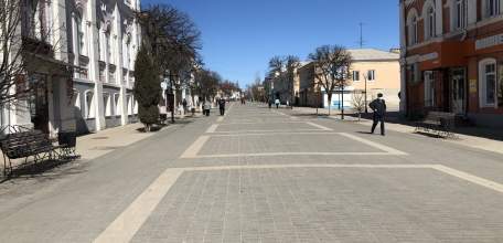 Жители потихоньку начинают где-то доставать маски и ходить в них по городу