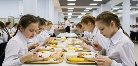 Родители в Липецкой области начали получать социальные выплаты на питание учащихся