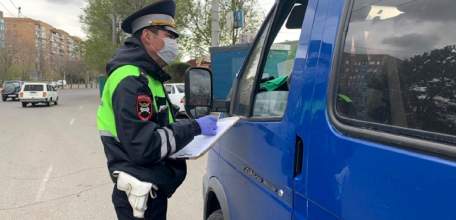 В Липецкой области сотрудники ОМОН совместно с инспекторами ДПС информируют водителей об ограничительных мерах в регионе