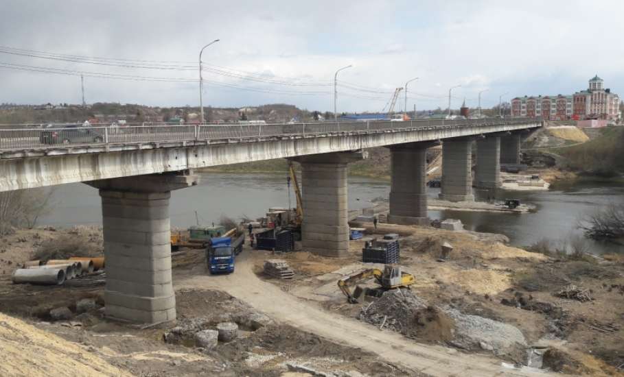 Продолжается реконструкция автомобильного железобетонного моста через реку Б. Сосна