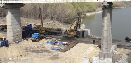 Продолжается реконструкция автомобильного железобетонного моста через реку Б. Сосна