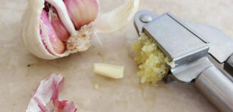 В Роскачестве опровергли слухи о пользе трав, имбиря и чеснока в профилактике COVID-19