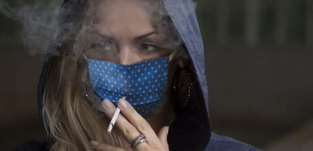 Главный нарколог: разговоры о том, что курильщики легче переносят COVID-19 не имеют оснований