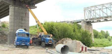 В Ельце продолжается реконструкция автомобильного моста через реку Быструю Сосну