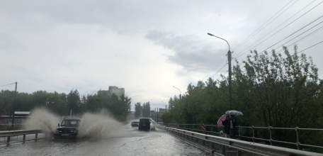 Дорога в районе Дамбы по-прежнему утопает в воде