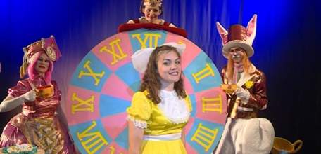 Драмтеатр «Бенефис» запускает интернет-викторину «День рождения Алисы FIVE O’ CLOK»