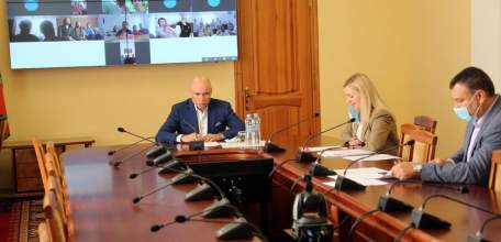 Игорь Артамонов наградил лучшие многодетные семьи области