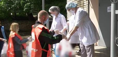 Благотворительный фонд передал сотрудникам инфекционного отделения Елецкой горбольницы №1 продуктовые наборы