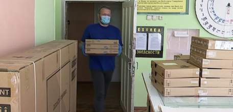 Школы Ельца получили комплекты современной компьютерной техники