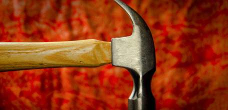 В отношении ельчанки, ударившей свою знакомую молотком, возбуждено уголовное дело