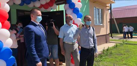 Ключи от новых квартир получили 10 детей-сирот в Липецкой области