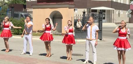 Концерт в подарок: творческие коллективы Ельца поздравили врачей и пациентов