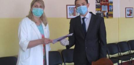 Липецкие выпускники получают школьные аттестаты