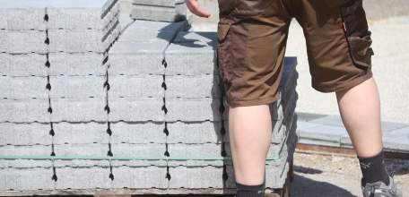 Установлен виновный в хищении тротуарной плитки с территории парковки в Ельце