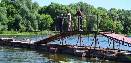 В Ельце идёт монтаж дополнительной секции понтонного моста для прохода маломерных судов