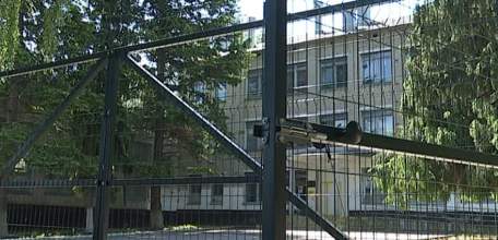 Территория безопасности: в елецких школах продолжается установка ограждений