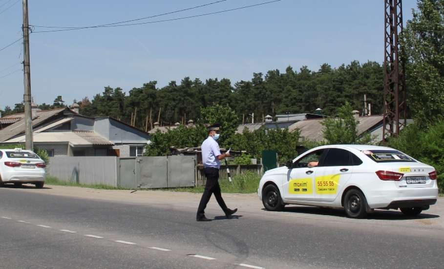 Автоинспекторы проверили почти сто водителей такси на территории Липецкой области