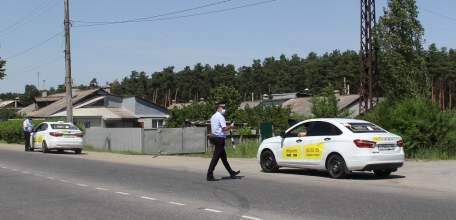 Автоинспекторы проверили почти сто водителей такси на территории Липецкой области