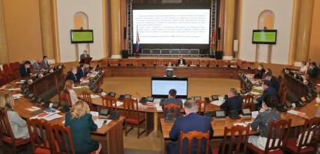 Игорь Артамонов поручил коммунальщикам активнее работать с жителями