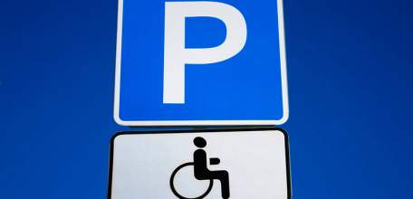 С 1 июля 2020 года применяется новый порядок реализации прав на бесплатную парковку транспортных средств инвалидов