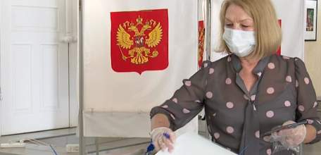 Актриса Елецкого драматического театра «Бенефис» Людмила Луник приняла участие в голосовании по поправкам в Конституцию