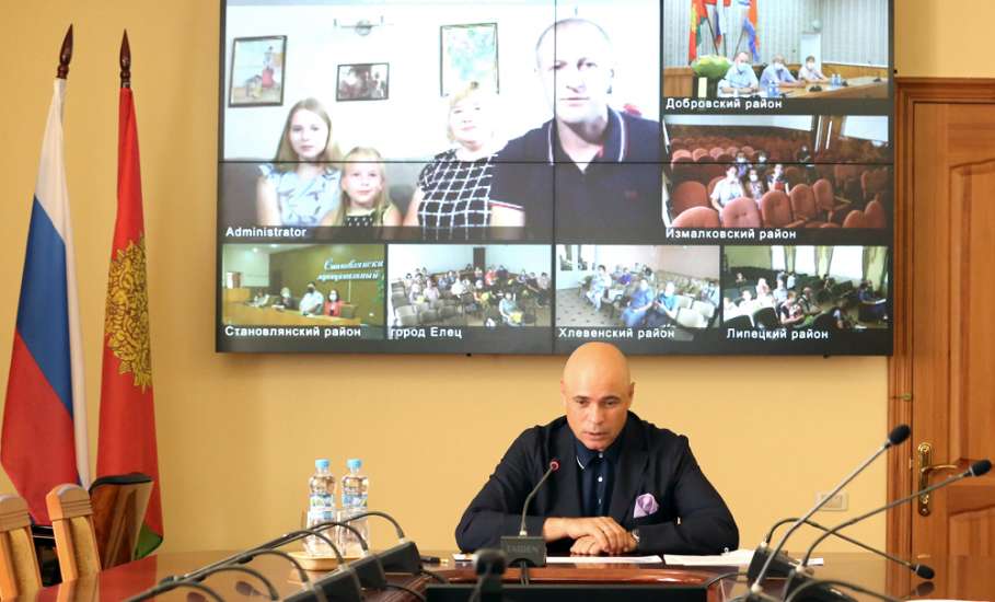 Игорь Артамонов наградил многодетные семьи Липецкой области