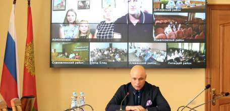 Игорь Артамонов наградил многодетные семьи Липецкой области