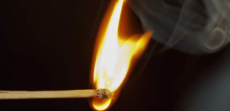 В порыве ревности мужчина облил автомобиль бензином и хотел его поджечь