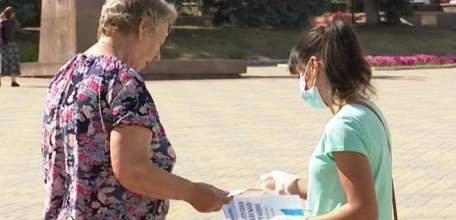 Елецкие молодогвардейцы и волонтёры раздали ельчанам издания с новой редакцией Конституции России