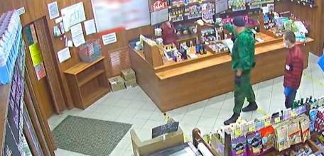 Ельчанин общался с продавцами магазина, вооружившись ножом