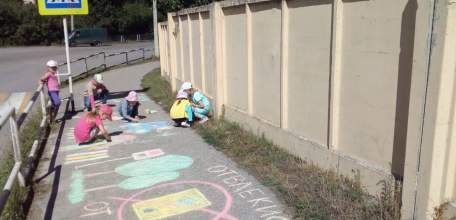 Cотрудники Госавтоинспекции вместе с педагогами детского сада №24 провели для детей конкурс рисунков на асфальте