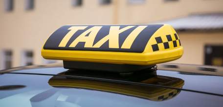 Срок действия разрешений таксистам продлили на год