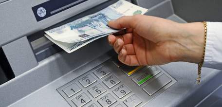 Полиция Ельца задержала подозреваемую в краже денег из купюроприемника банковского терминала