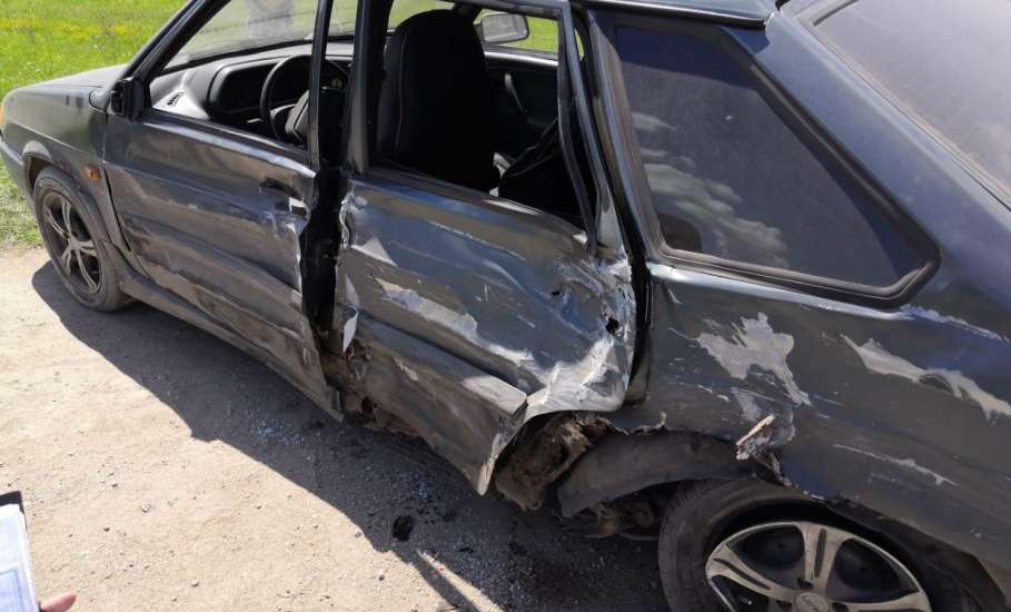 В Ельце выезд на встречную полосу спровоцировал ДТП