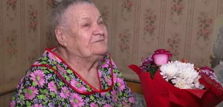 Прошедшая войну санитаркой в прифронтовых госпиталях Александра Иванова принимает поздравления в честь своего 95-летия
