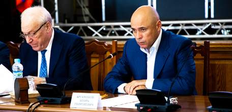 Игорь Артамонов обсудил с главами районов вопросы развития муниципалитетов