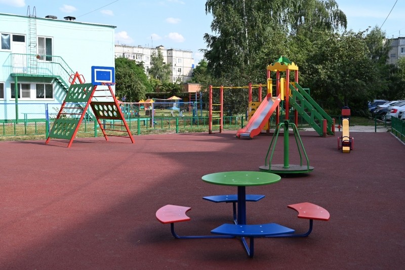 Яркая многофункциональная детская площадка появилась в 5-м микрорайоне /  Новости