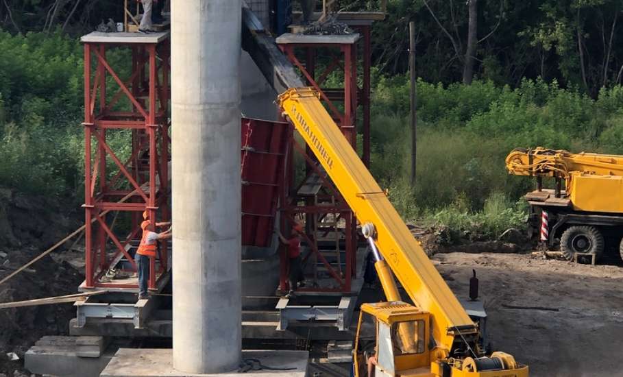 В Ельце продолжаются строительные работы по укреплению и расширению автомобильного моста через реку Быстрая Сосна